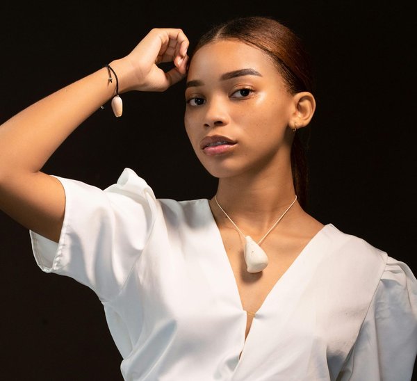 Quelles sont les règles à suivre pour porter des bijoux superposés avec élégance ?