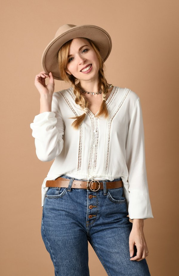 Bijoux en bois et vêtements en lin : les conseils pour un look naturel